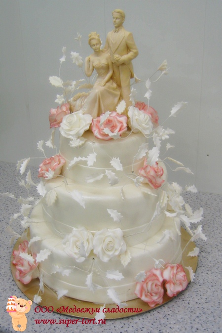 Трехъярусный свадебный торт с розами